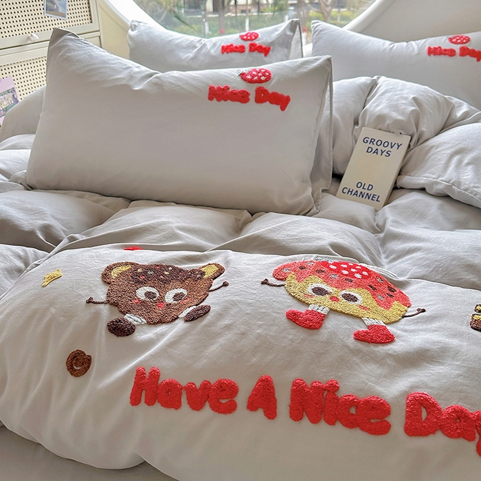 91家纺网 家纺一手货源 找家纺 韩秀家纺 2025新款水洗棉毛巾绣云朵棉四件套 欢乐派对-浅灰色