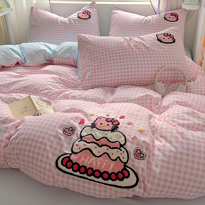 91家纺网 家纺一手货源 找家纺 韩秀家纺 2025新款水洗棉毛巾绣云朵棉四件套 蛋糕派对粉格