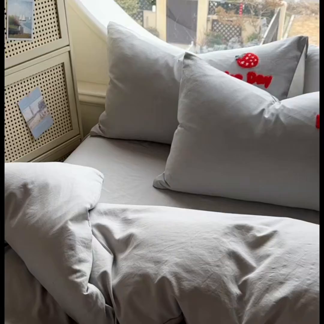 91家纺网 家纺一手货源 找家纺 韩秀家纺 2025新款水洗棉毛巾绣云朵棉四件套 欢乐派对-浅灰色