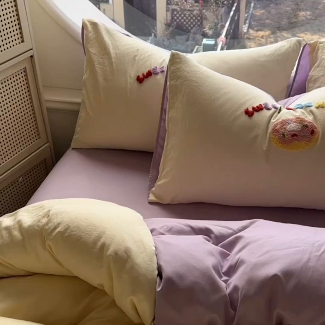 91家纺网 家纺一手货源 找家纺 韩秀家纺 2025新款水洗棉毛巾绣云朵棉四件套 甜甜圈-米黄拼浅紫