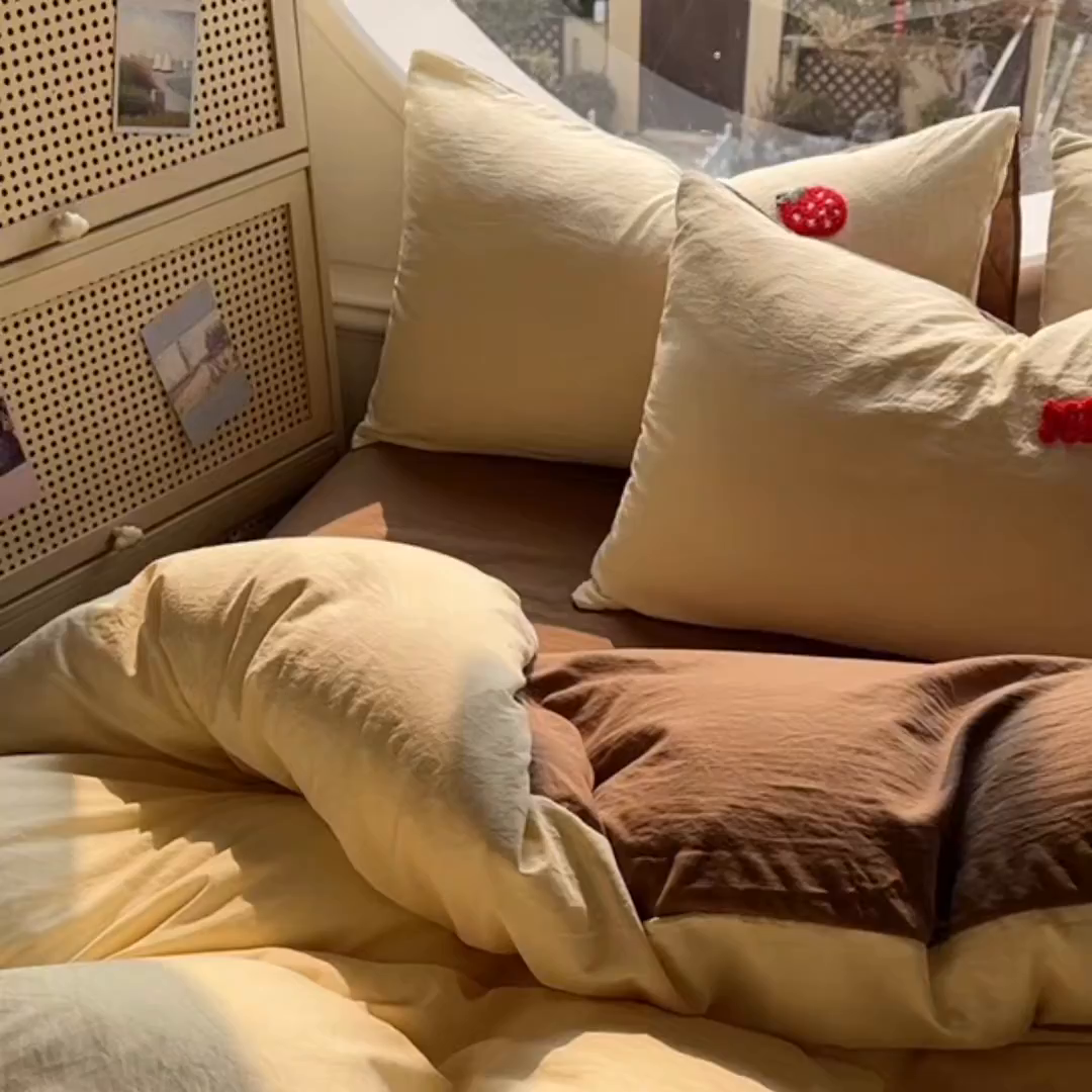 91家纺网 家纺一手货源 找家纺 韩秀家纺 2025新款水洗棉毛巾绣云朵棉四件套 欢乐派对-米黄拼咖啡