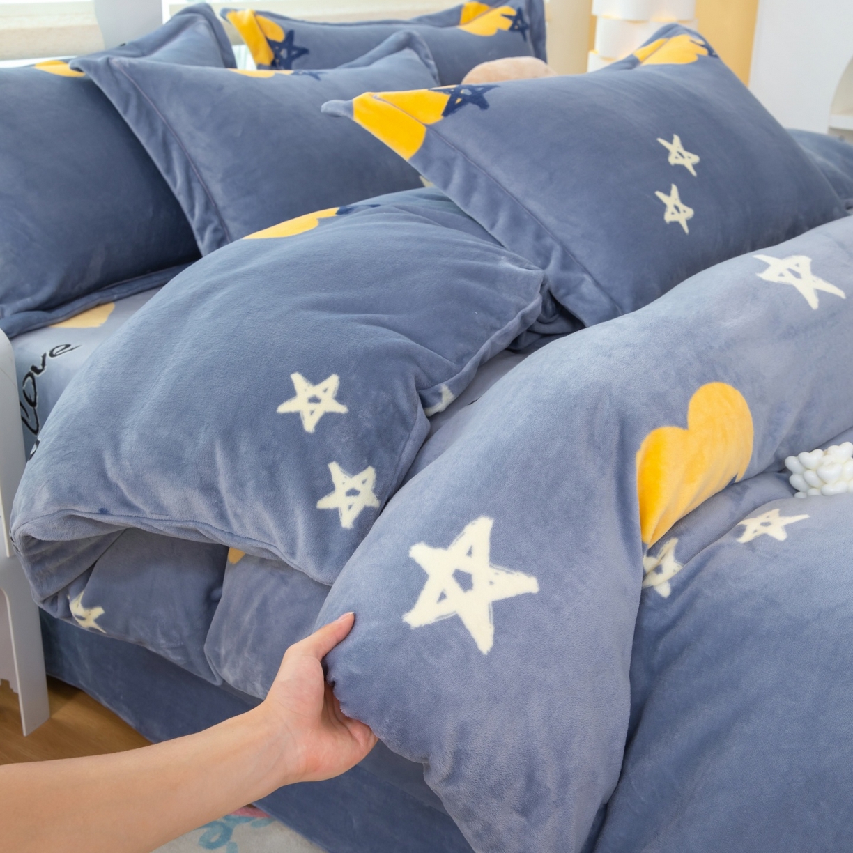 91家纺网 家纺一手货源 找家纺 优姿家纺 2025新款加厚全消光牛奶绒印花四件套 心情爱恋