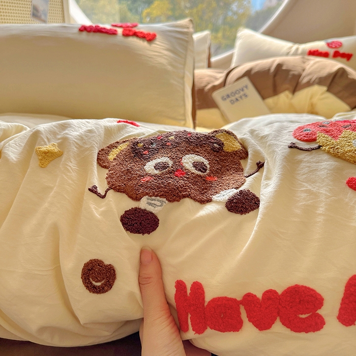 91家纺网 家纺一手货源 找家纺 韩秀家纺 2025新款水洗棉毛巾绣云朵棉四件套 欢乐派对-米黄拼咖啡