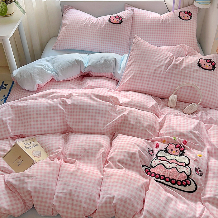 91家纺网 家纺一手货源 找家纺 韩秀家纺 2025新款水洗棉毛巾绣云朵棉四件套 蛋糕派对粉格