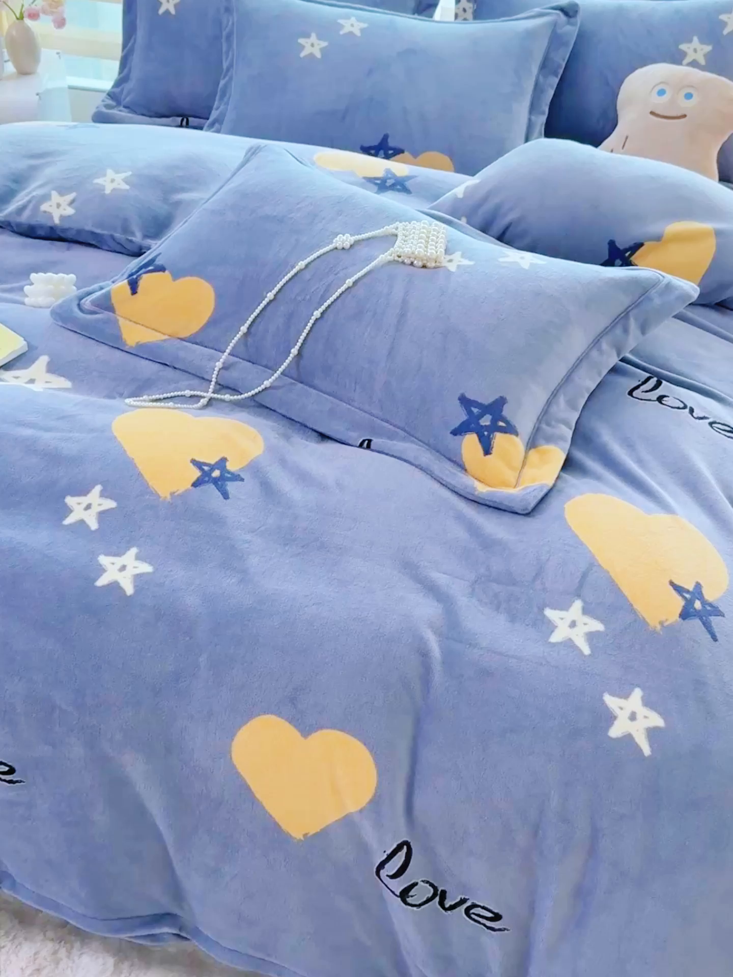 91家纺网 家纺一手货源 找家纺 优姿家纺 2025新款加厚全消光牛奶绒印花四件套 心情爱恋