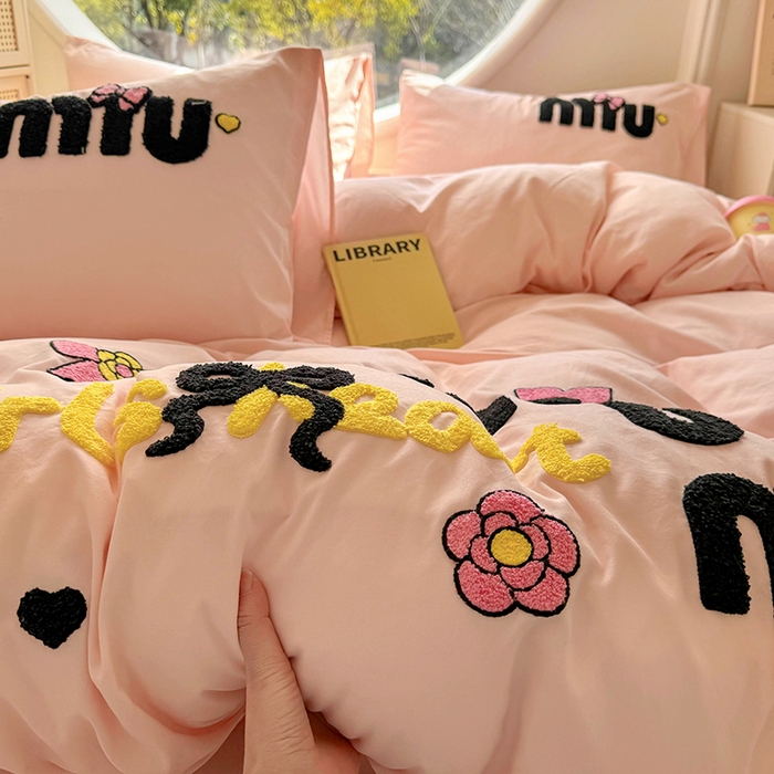 91家纺网 家纺一手货源 找家纺 韩秀家纺 2025新款水洗棉毛巾绣云朵棉四件套 mini蝴蝶结-浅玉