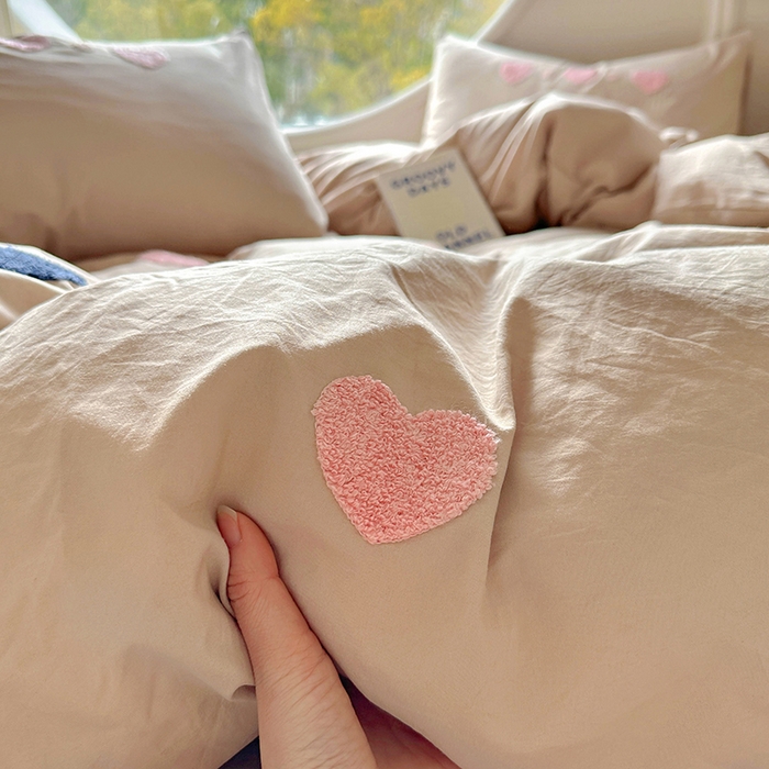 91家纺网 家纺一手货源 找家纺 韩秀家纺 2025新款水洗棉毛巾绣云朵棉四件套 心相印奶茶