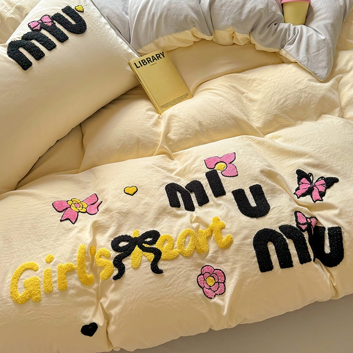 91家纺网 家纺一手货源 找家纺 韩秀家纺 2025新款水洗棉毛巾绣云朵棉四件套 mini蝴蝶结-米加灰