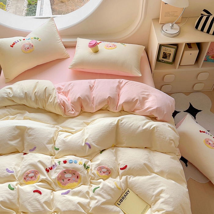 91家纺网 家纺一手货源 找家纺 韩秀家纺 2025新款水洗棉毛巾绣云朵棉四件套 甜甜圈-米黄拼玉