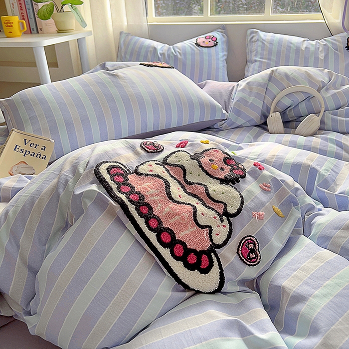 91家纺网 家纺一手货源 找家纺 韩秀家纺 2025新款水洗棉毛巾绣云朵棉四件套 蛋糕派对炫条紫