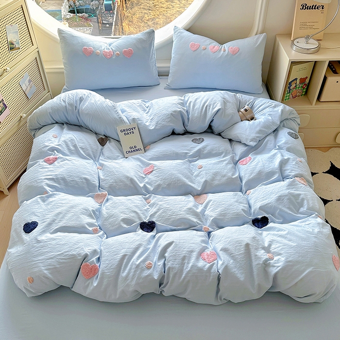 91家纺网 家纺一手货源 找家纺 韩秀家纺 2025新款水洗棉毛巾绣云朵棉四件套 心相印浅兰