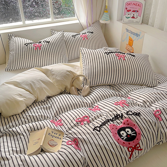 91家纺网 家纺一手货源 找家纺 韩秀家纺 2025新款水洗棉毛巾绣云朵棉四件套 萌趣猫咪黑条米