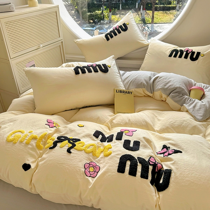 91家纺网 家纺一手货源 找家纺 韩秀家纺 2025新款水洗棉毛巾绣云朵棉四件套 mini蝴蝶结-米加灰