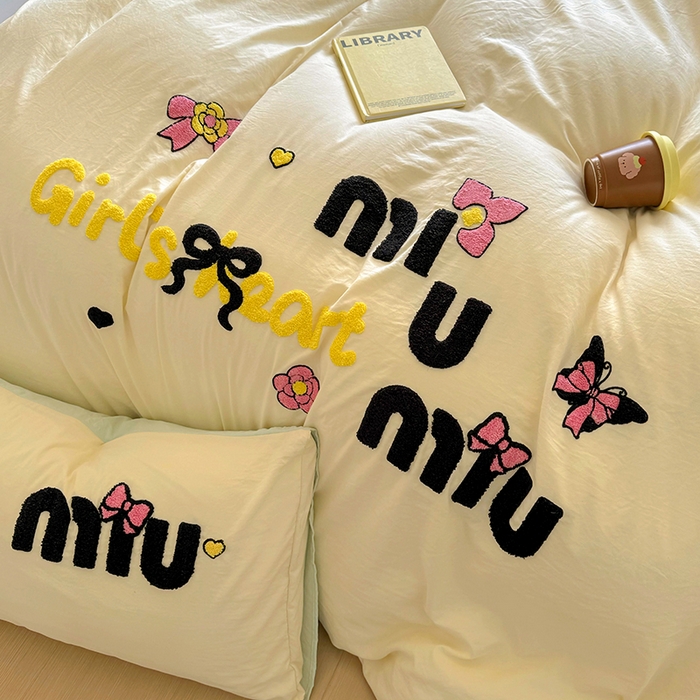 91家纺网 家纺一手货源 找家纺 韩秀家纺 2025新款水洗棉毛巾绣云朵棉四件套 mini蝴蝶结-米+浅绿