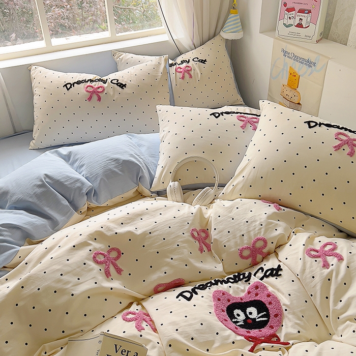 91家纺网 家纺一手货源 找家纺 韩秀家纺 2025新款水洗棉毛巾绣云朵棉四件套 萌趣猫咪波点