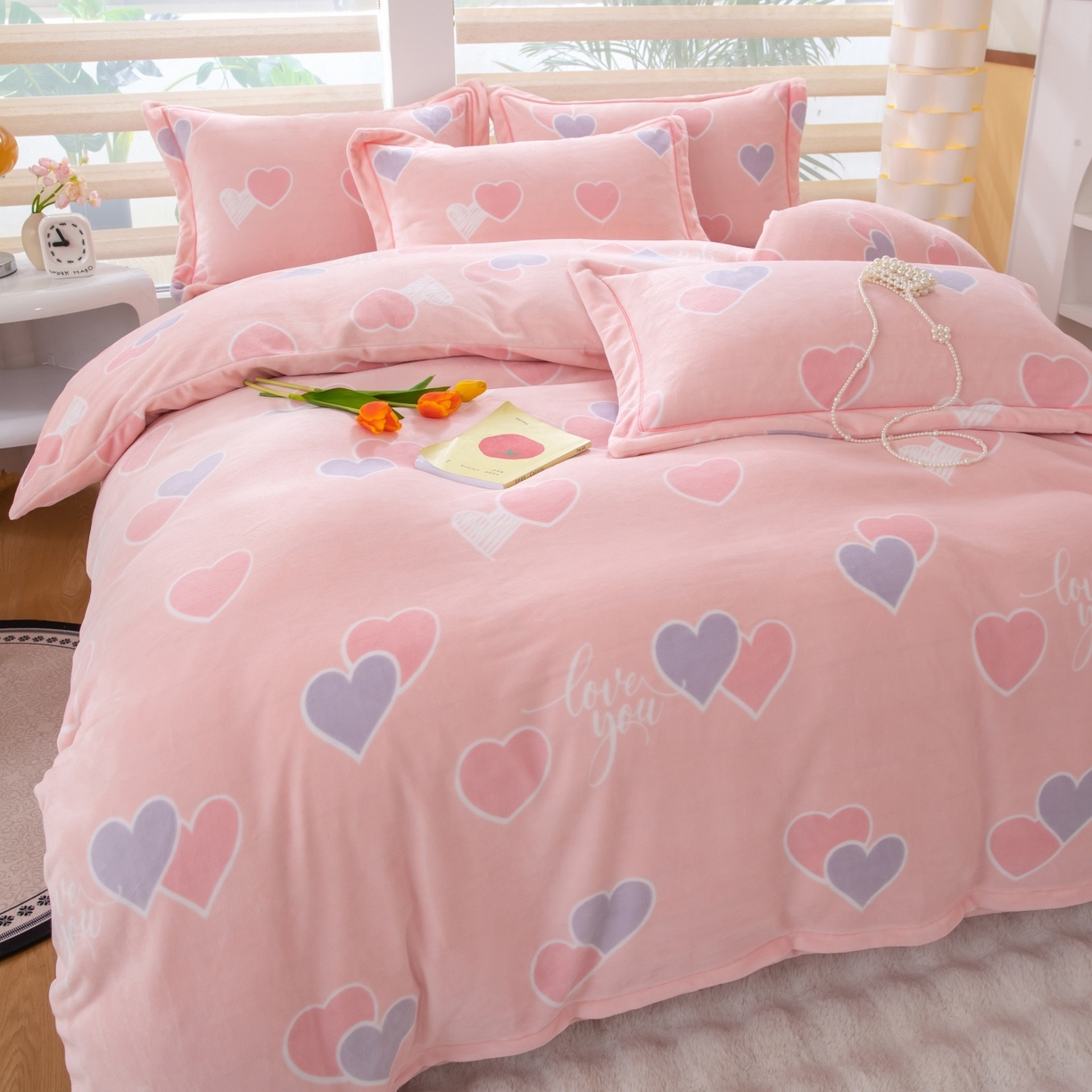 91家纺网 家纺一手货源 找家纺 优姿家纺 2025新款加厚全消光牛奶绒印花四件套 心心相恋