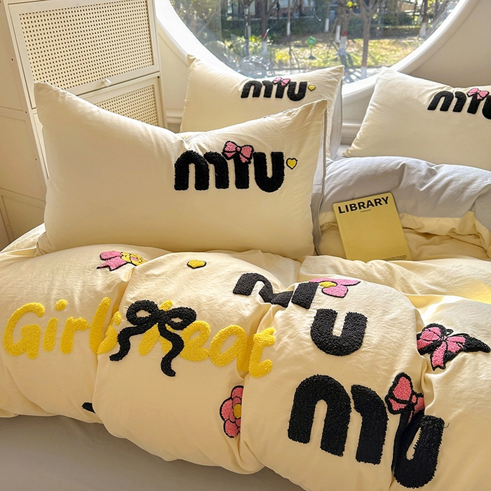 91家纺网 家纺一手货源 找家纺 韩秀家纺 2025新款水洗棉毛巾绣云朵棉四件套 mini蝴蝶结-米加灰