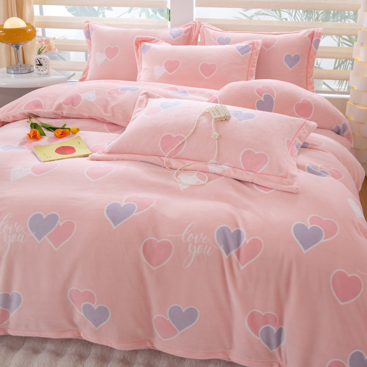 91家纺网 家纺一手货源 找家纺 优姿家纺 2025新款加厚全消光牛奶绒印花四件套 心心相恋