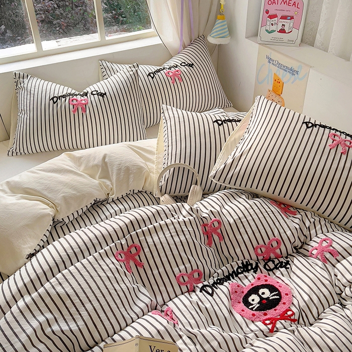 91家纺网 家纺一手货源 找家纺 韩秀家纺 2025新款水洗棉毛巾绣云朵棉四件套 萌趣猫咪黑条米