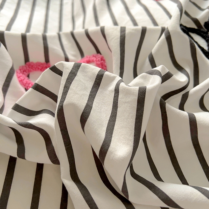 91家纺网 家纺一手货源 找家纺 韩秀家纺 2025新款水洗棉毛巾绣云朵棉四件套 萌趣猫咪黑条米