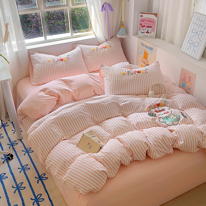 91家纺网 家纺一手货源 找家纺 韩秀家纺 2025新款水洗棉毛巾绣云朵棉四件套 可爱兔云粉色