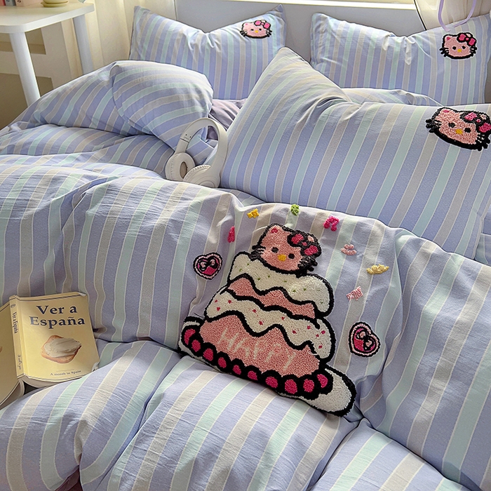 91家纺网 家纺一手货源 找家纺 韩秀家纺 2025新款水洗棉毛巾绣云朵棉四件套 蛋糕派对炫条紫