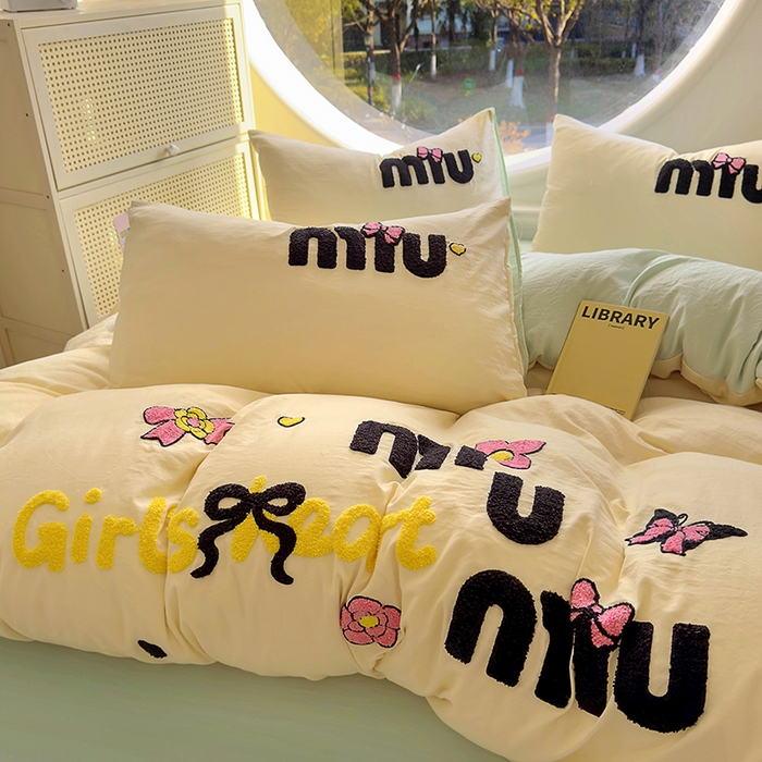 91家纺网 家纺一手货源 找家纺 韩秀家纺 2025新款水洗棉毛巾绣云朵棉四件套 mini蝴蝶结-米+浅绿