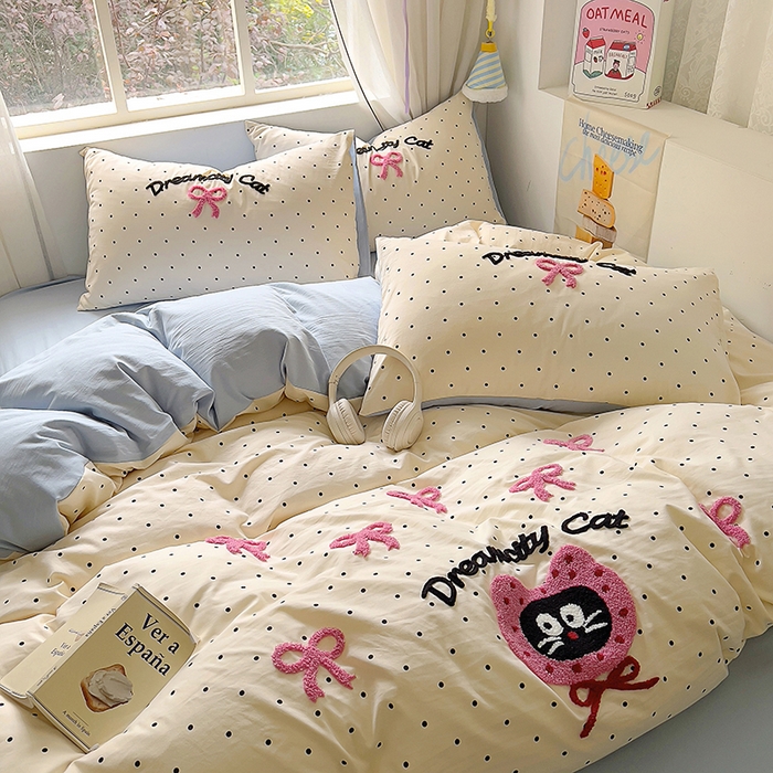 91家纺网 家纺一手货源 找家纺 韩秀家纺 2025新款水洗棉毛巾绣云朵棉四件套 萌趣猫咪波点