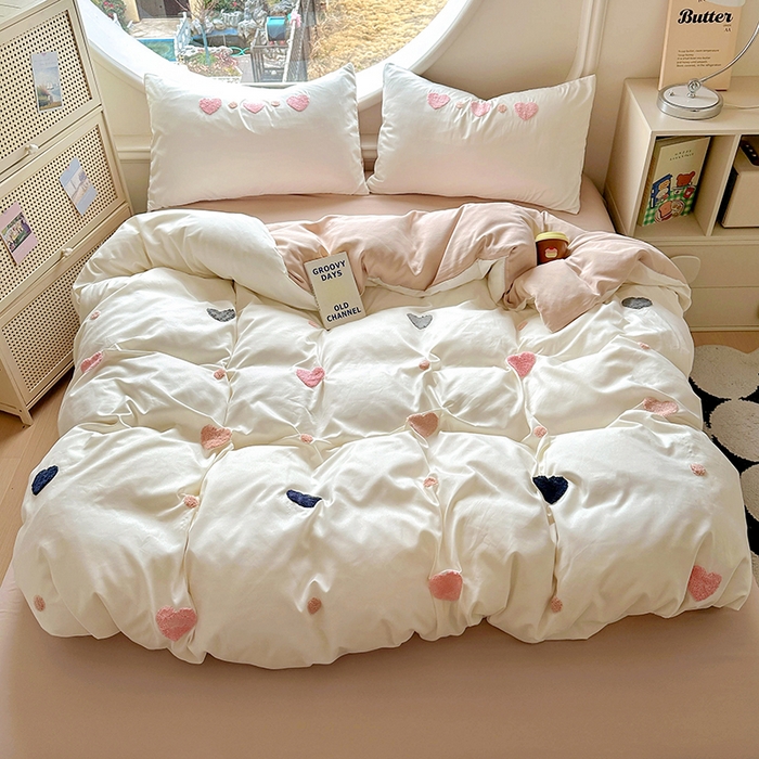 91家纺网 家纺一手货源 找家纺 韩秀家纺 2025新款水洗棉毛巾绣云朵棉四件套 心相印米拼奶茶