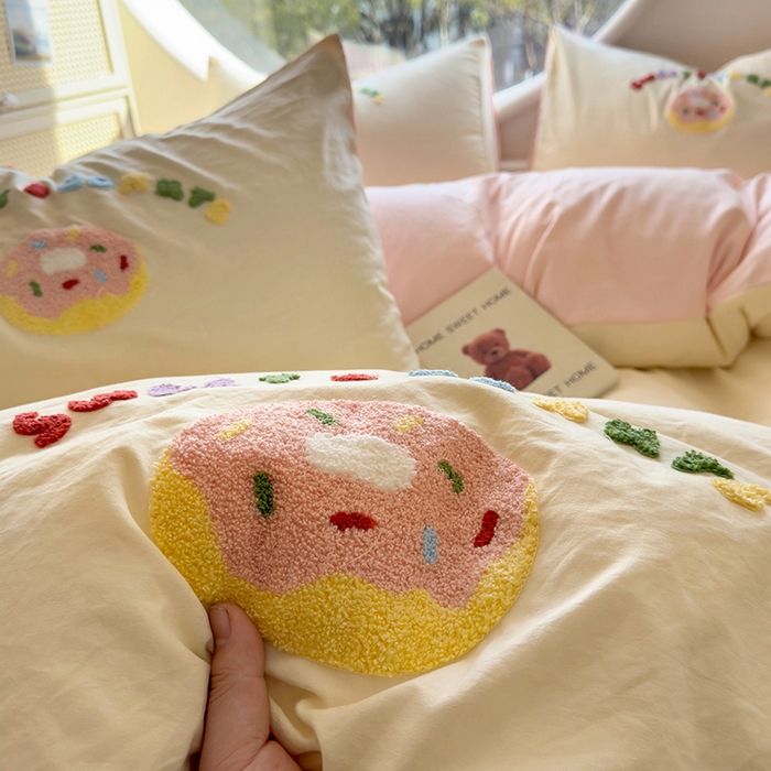 91家纺网 家纺一手货源 找家纺 韩秀家纺 2025新款水洗棉毛巾绣云朵棉四件套 甜甜圈-米黄拼玉