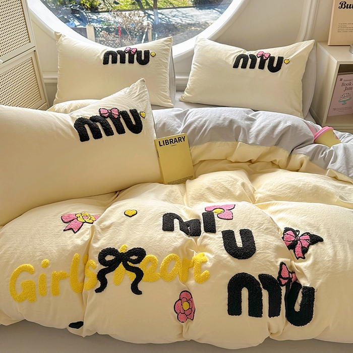 91家纺网 家纺一手货源 找家纺 韩秀家纺 2025新款水洗棉毛巾绣云朵棉四件套 mini蝴蝶结-米加灰