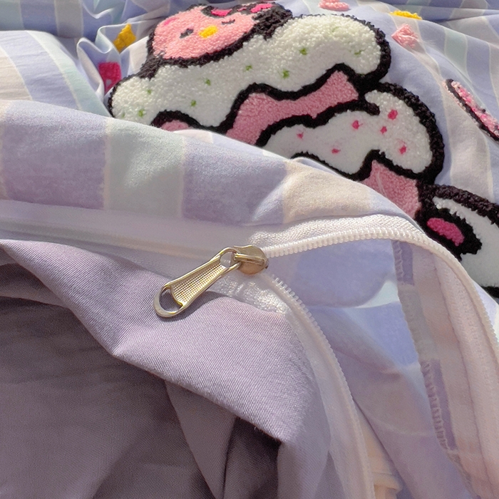 91家纺网 家纺一手货源 找家纺 韩秀家纺 2025新款水洗棉毛巾绣云朵棉四件套 蛋糕派对炫条紫