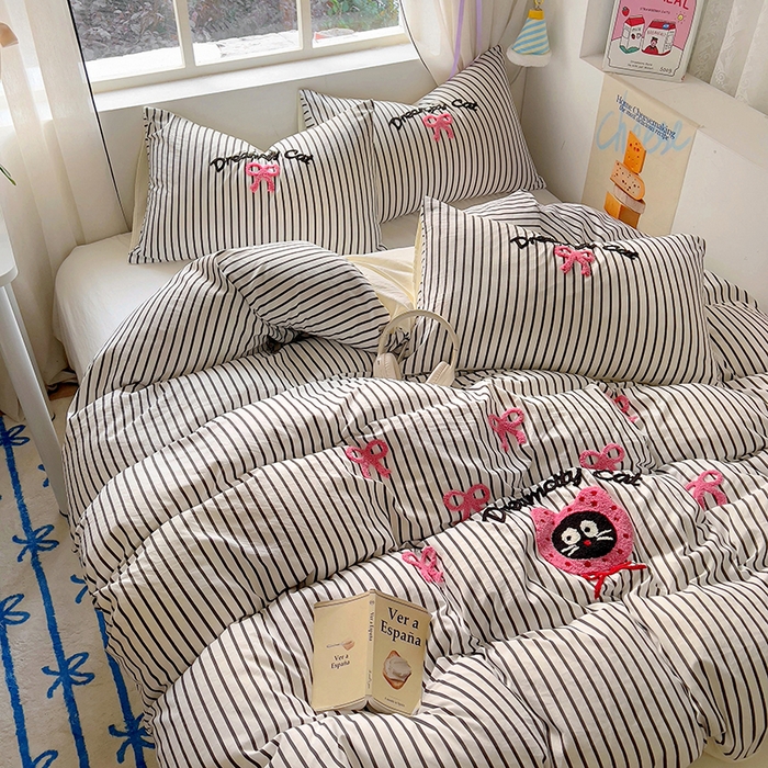 91家纺网 家纺一手货源 找家纺 韩秀家纺 2025新款水洗棉毛巾绣云朵棉四件套 萌趣猫咪黑条米