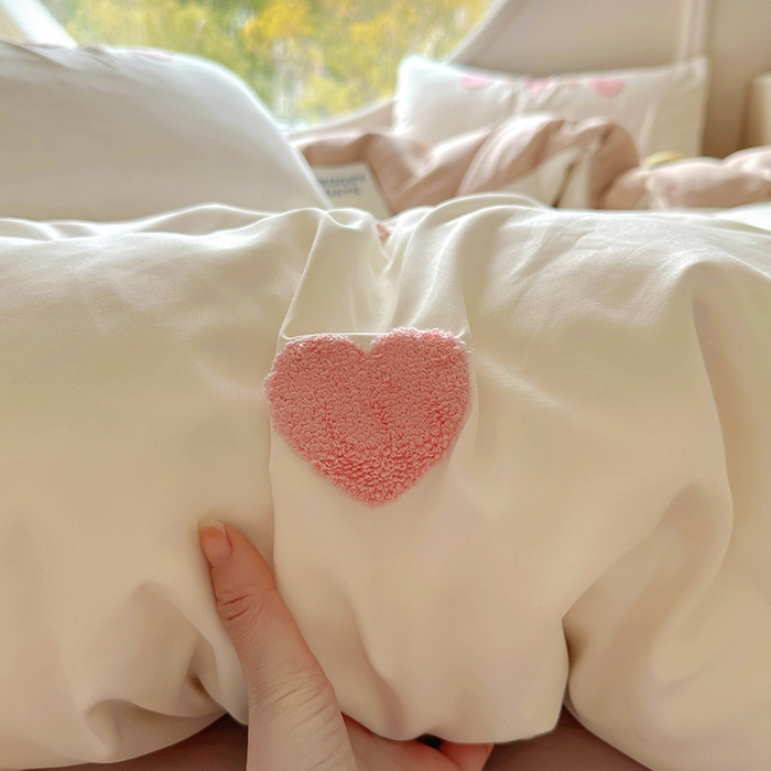 91家纺网 家纺一手货源 找家纺 韩秀家纺 2025新款水洗棉毛巾绣云朵棉四件套 心相印米拼奶茶