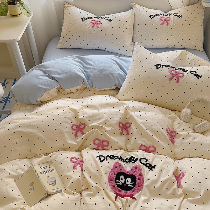 91家纺网 家纺一手货源 找家纺 韩秀家纺 2025新款水洗棉毛巾绣云朵棉四件套 萌趣猫咪波点