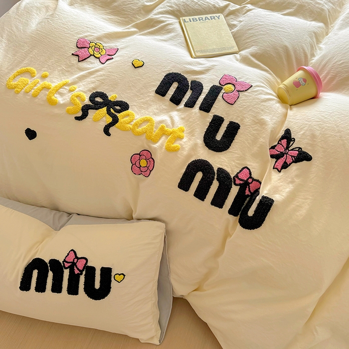 91家纺网 家纺一手货源 找家纺 韩秀家纺 2025新款水洗棉毛巾绣云朵棉四件套 mini蝴蝶结-米加灰