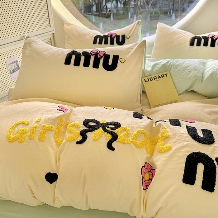 91家纺网 家纺一手货源 找家纺 韩秀家纺 2025新款水洗棉毛巾绣云朵棉四件套 mini蝴蝶结-米+浅绿