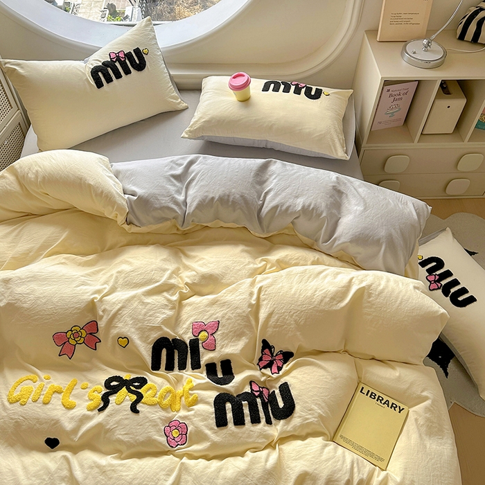 91家纺网 家纺一手货源 找家纺 韩秀家纺 2025新款水洗棉毛巾绣云朵棉四件套 mini蝴蝶结-米加灰