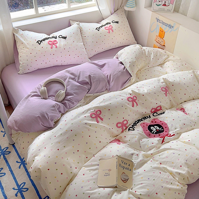 91家纺网 家纺一手货源 找家纺 韩秀家纺 2025新款水洗棉毛巾绣云朵棉四件套 萌趣猫咪彩爱心