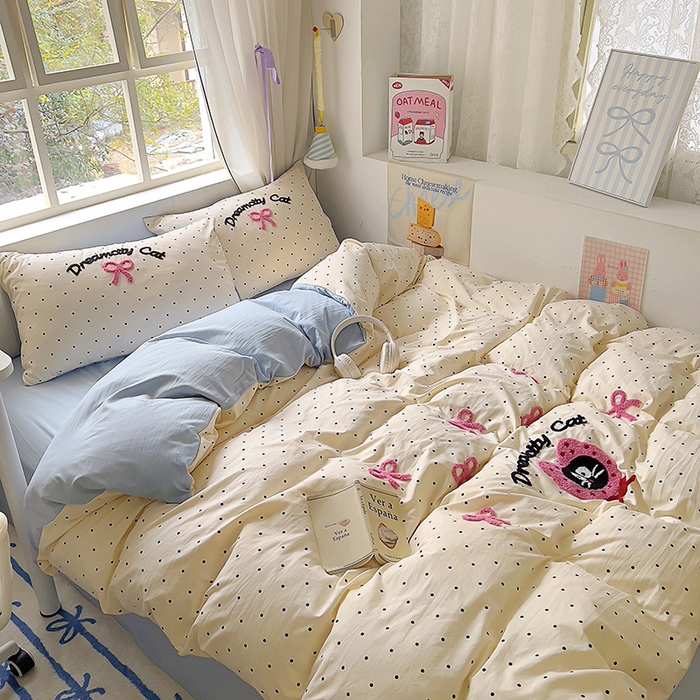 91家纺网 家纺一手货源 找家纺 韩秀家纺 2025新款水洗棉毛巾绣云朵棉四件套 萌趣猫咪波点