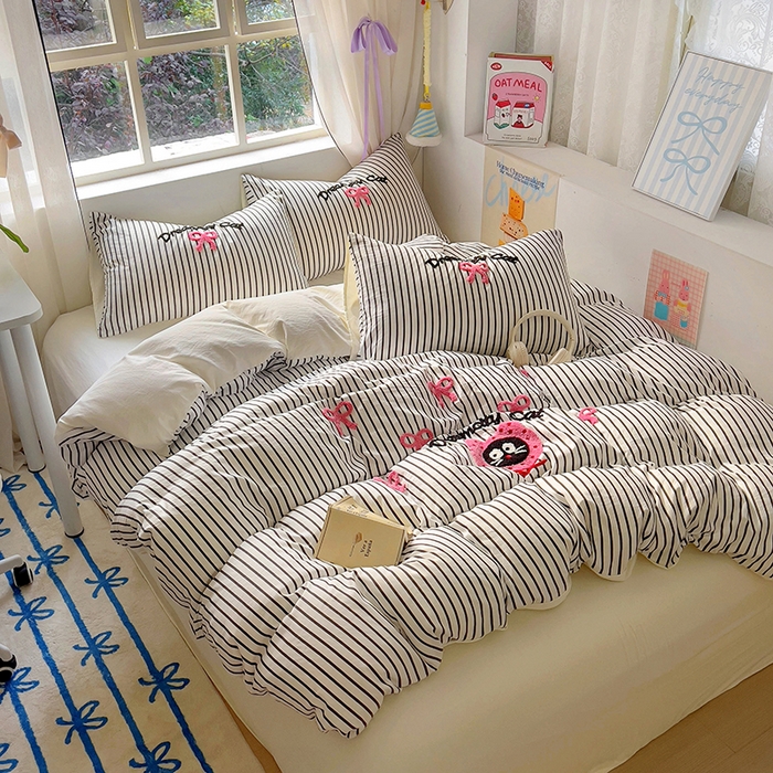 91家纺网 家纺一手货源 找家纺 韩秀家纺 2025新款水洗棉毛巾绣云朵棉四件套 萌趣猫咪黑条米