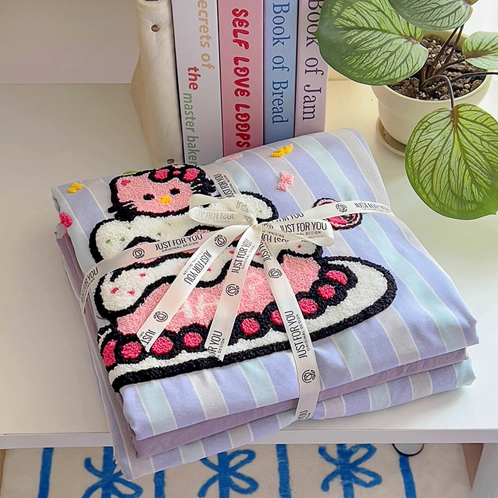 91家纺网 家纺一手货源 找家纺 韩秀家纺 2025新款水洗棉毛巾绣云朵棉四件套 蛋糕派对炫条紫