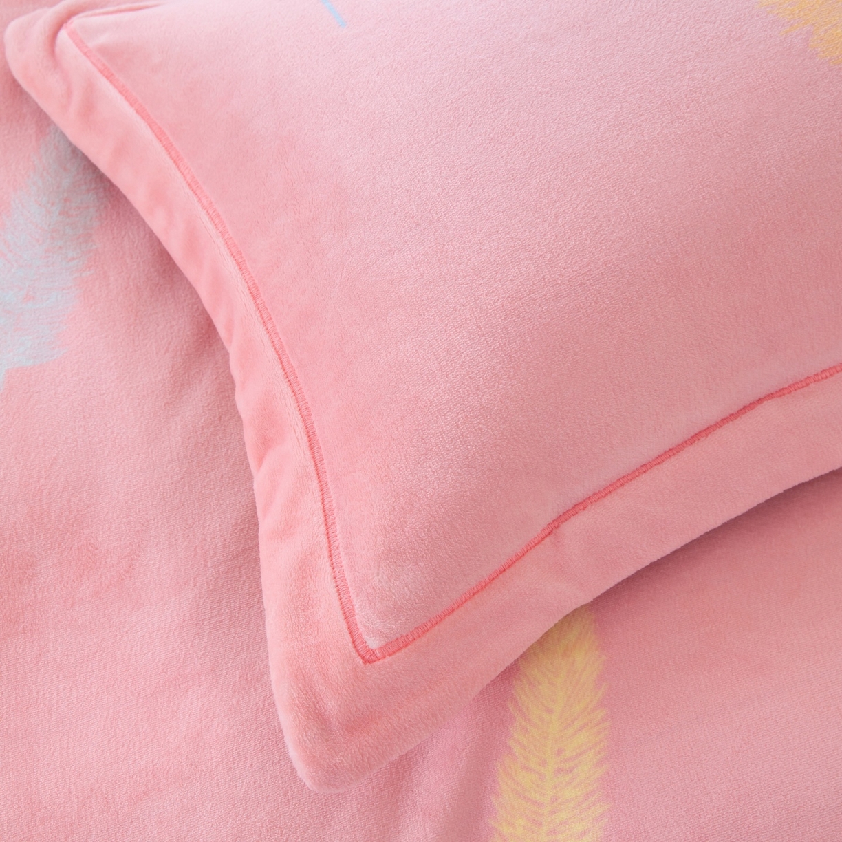 91家纺网 家纺一手货源 找家纺 优姿家纺 2025新款加厚全消光牛奶绒印花四件套 欣欣向荣