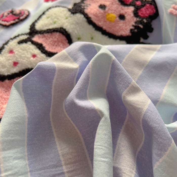 91家纺网 家纺一手货源 找家纺 韩秀家纺 2025新款水洗棉毛巾绣云朵棉四件套 蛋糕派对炫条紫