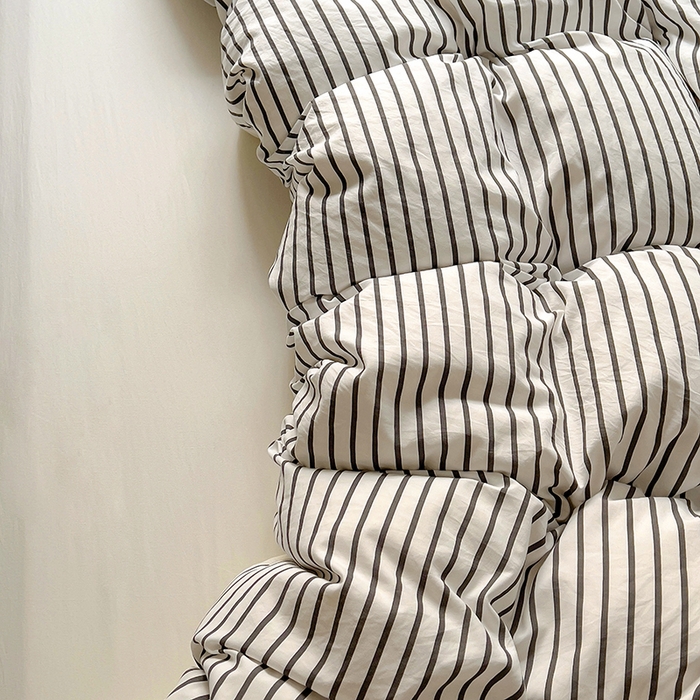 91家纺网 家纺一手货源 找家纺 韩秀家纺 2025新款水洗棉毛巾绣云朵棉四件套 萌趣猫咪黑条米