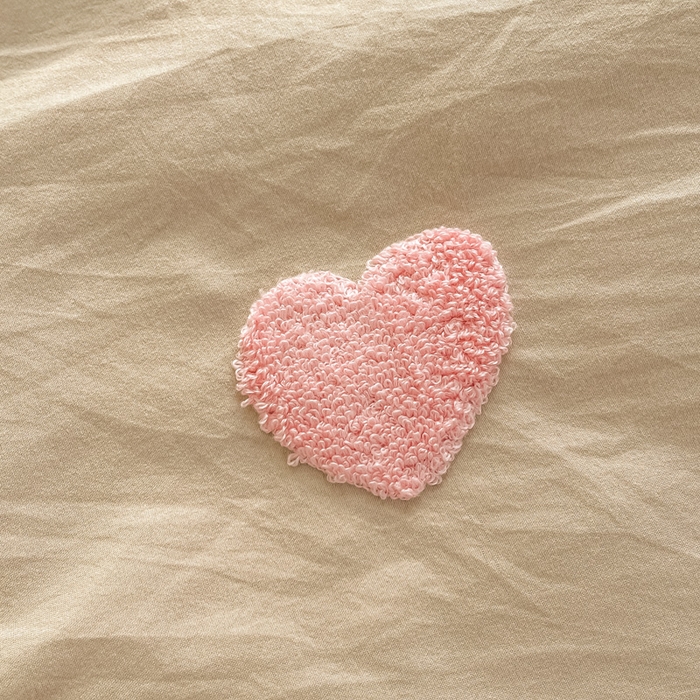 91家纺网 家纺一手货源 找家纺 韩秀家纺 2025新款水洗棉毛巾绣云朵棉四件套 心相印奶茶