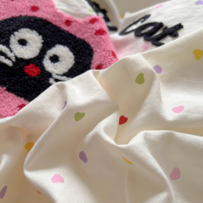 91家纺网 家纺一手货源 找家纺 韩秀家纺 2025新款水洗棉毛巾绣云朵棉四件套 萌趣猫咪彩爱心