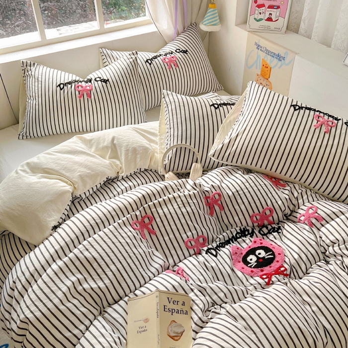 91家纺网 家纺一手货源 找家纺 韩秀家纺 2025新款水洗棉毛巾绣云朵棉四件套 萌趣猫咪黑条米