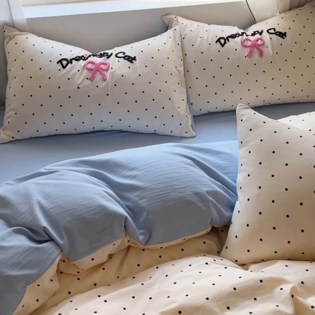 91家纺网 家纺一手货源 找家纺 韩秀家纺 2025新款水洗棉毛巾绣云朵棉四件套 萌趣猫咪波点