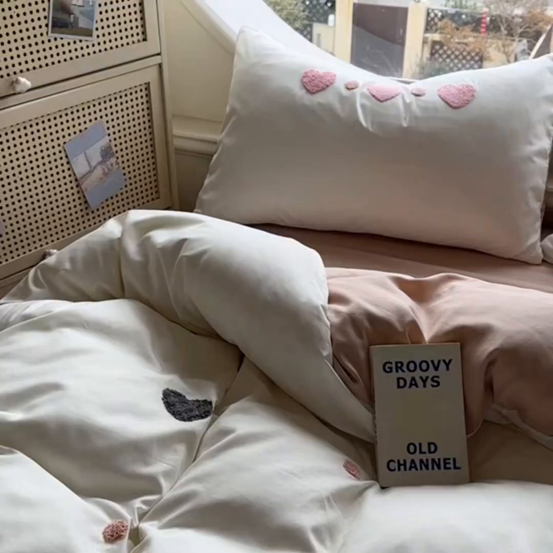 91家纺网 家纺一手货源 找家纺 韩秀家纺 2025新款水洗棉毛巾绣云朵棉四件套 心相印米拼奶茶